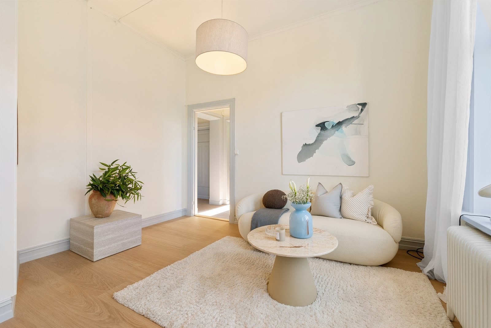 Hyggelig og innbydende stue med god plass til sofagruppe, sofabord og tv-benk. Galleribilde