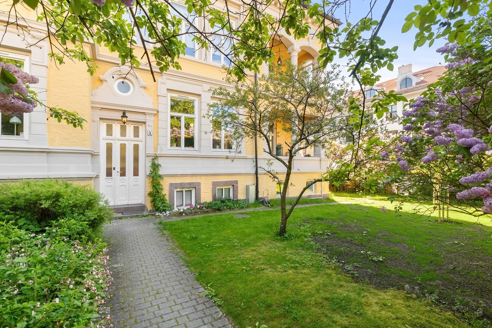 Leiligheten ligger fint til i 2. etasje i en ærverdig byvilla fra 1894. Galleribilde