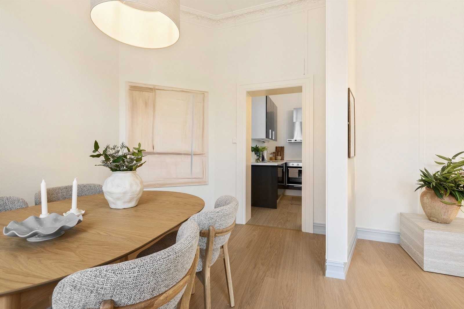 Det er god plass til stor spisegruppe med god tilknytning til kjøkkenet. Galleribilde