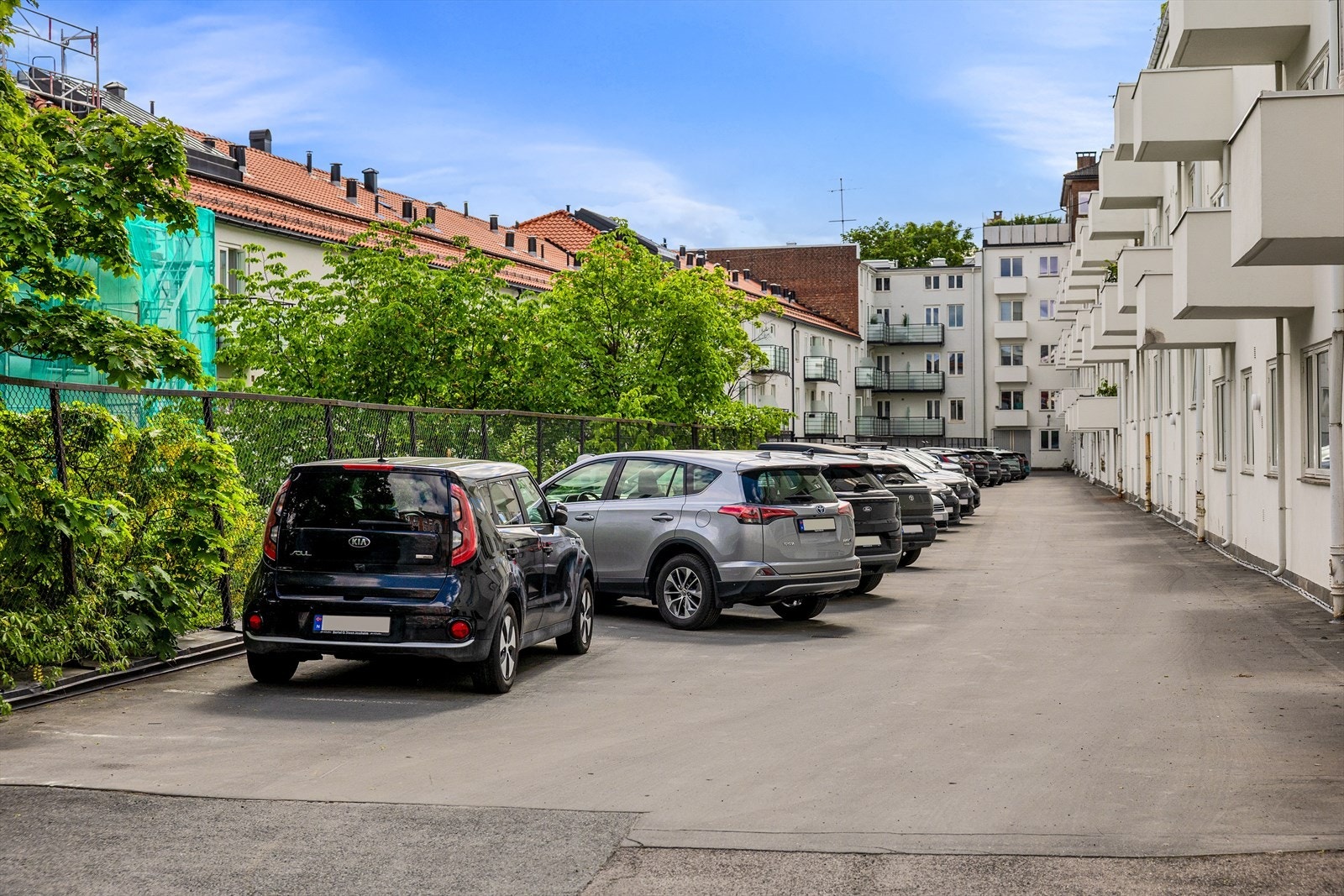Borettslaget har 33 parkeringsplasser i bakgården til leie. Disse tildeles av styret. Galleribilde