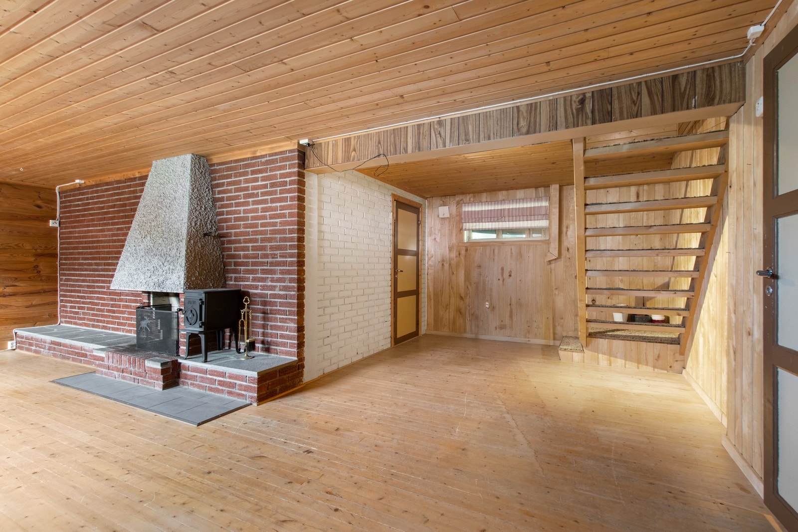 Trappenedgang og kjellerstue. Egen trappenedgang utvendig også til kjeller. Galleribilde