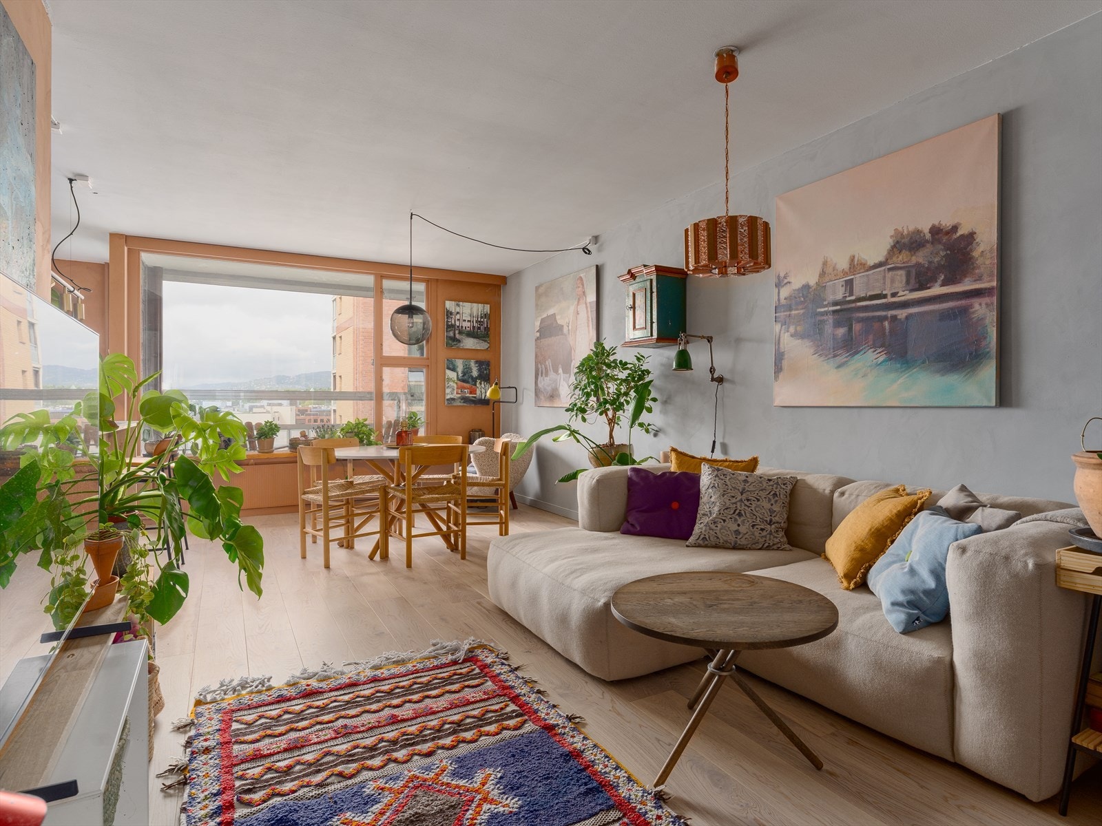I det du trer over dørstokken merker du leilighetens gode atmosfære med rikelig naturlig lys som flommer inn fra flere himmelretninger. Galleribilde