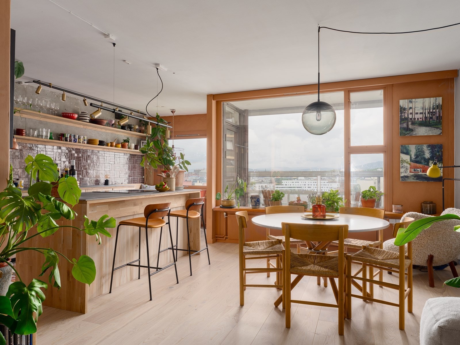 Her bor du i et hjem med nøye gjennomtenkte farge- og materialvalg, hvor ingenting er overlatt til tilfeldighetene. Galleribilde