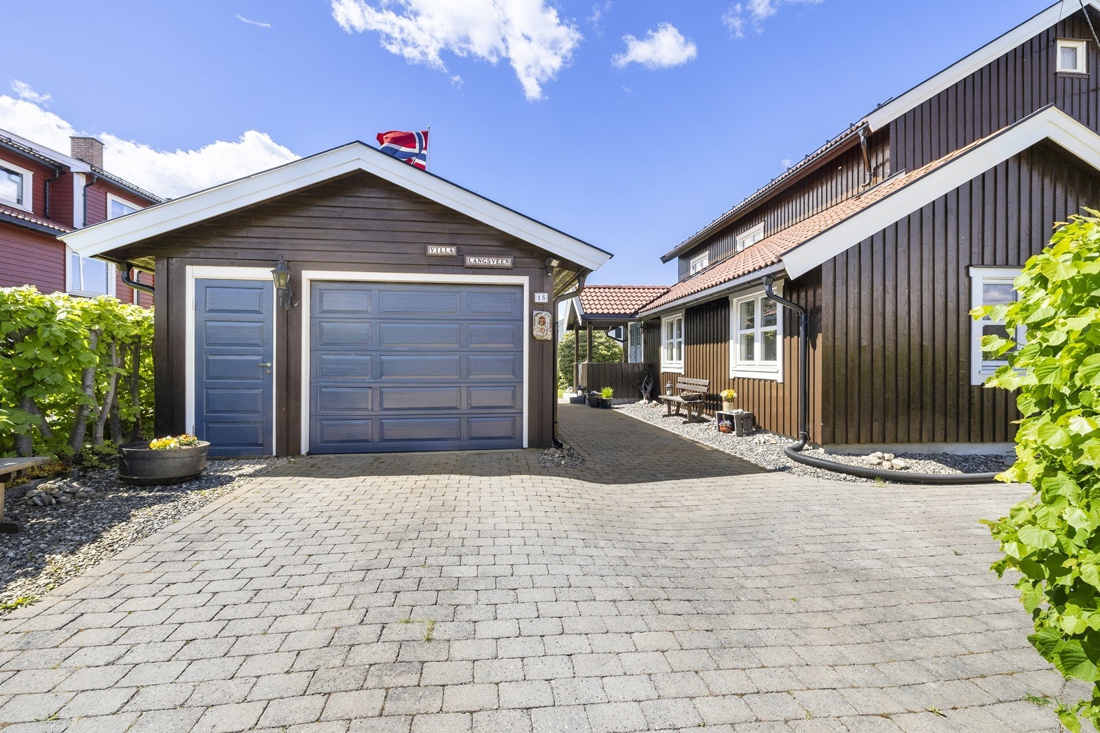 Frittstående garasje oppført i 2008, levert av Grimstad Garasjene. Galleribilde