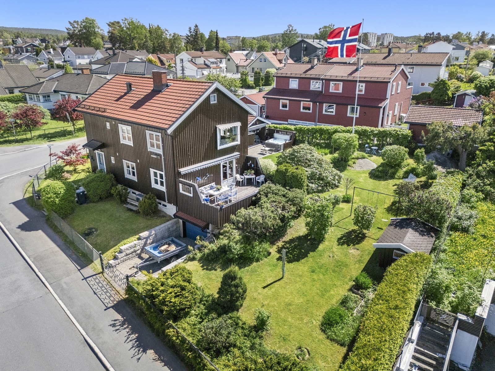 En kort spasertur tar deg til Ulsrud T-banestasjon, hvor linje 3 bringer deg til sentrum. Galleribilde
