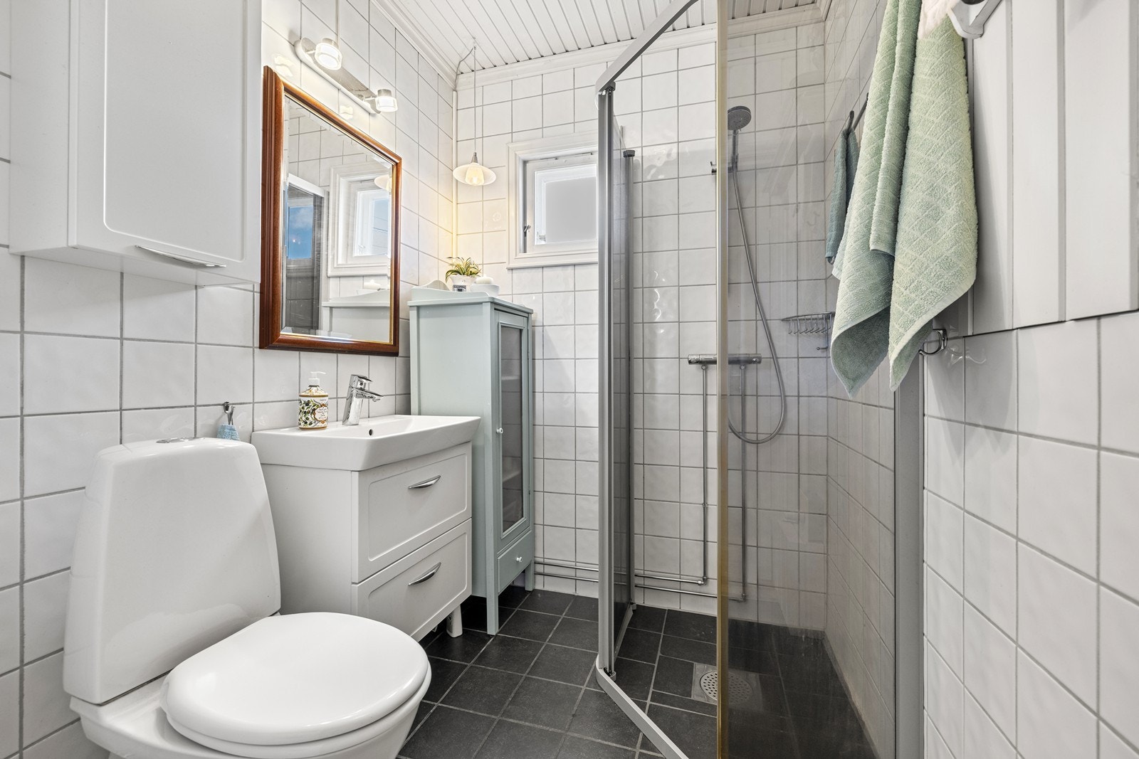 Badet i første etasje ble oppgradert i 2011 og har flislagte overflater og vannbåren gulvvarme. Galleribilde