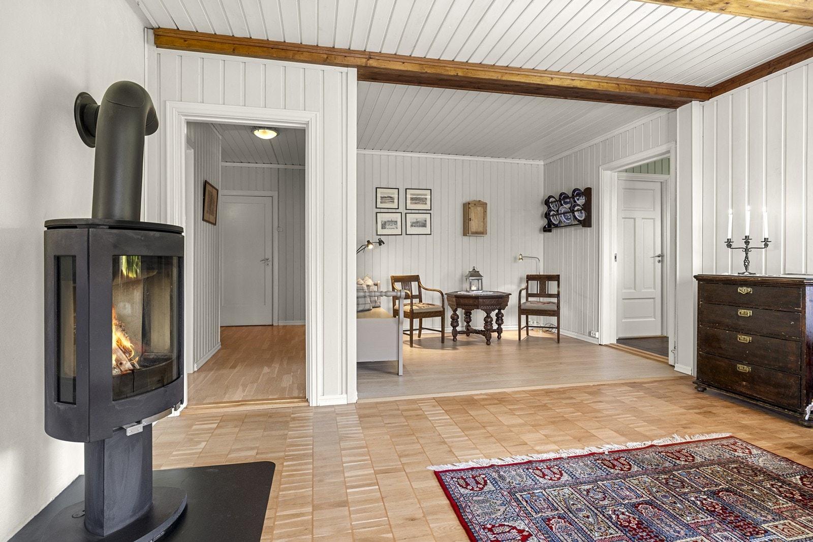 Fra stuen er det enkel adkomst til TV-stuen, som ligger adskilt. Galleribilde