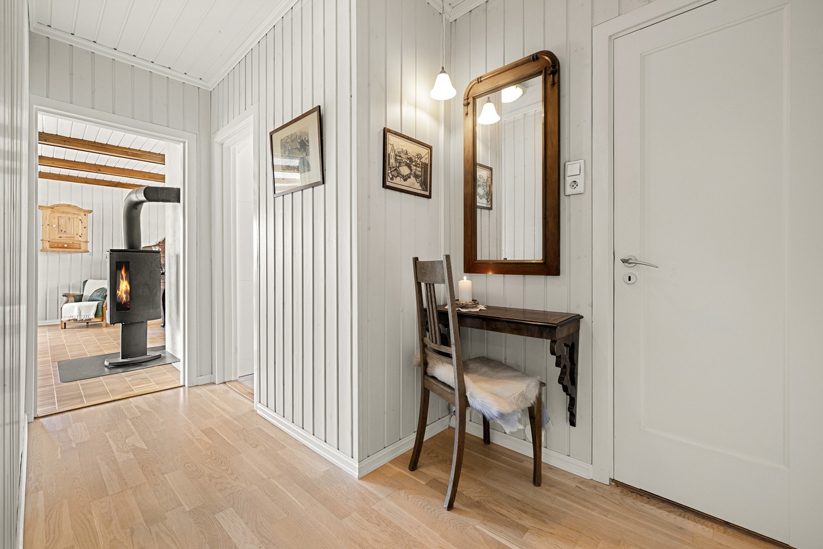 Fra gangen er det inngang til kjøkken, bad og TV-stue. Galleribilde