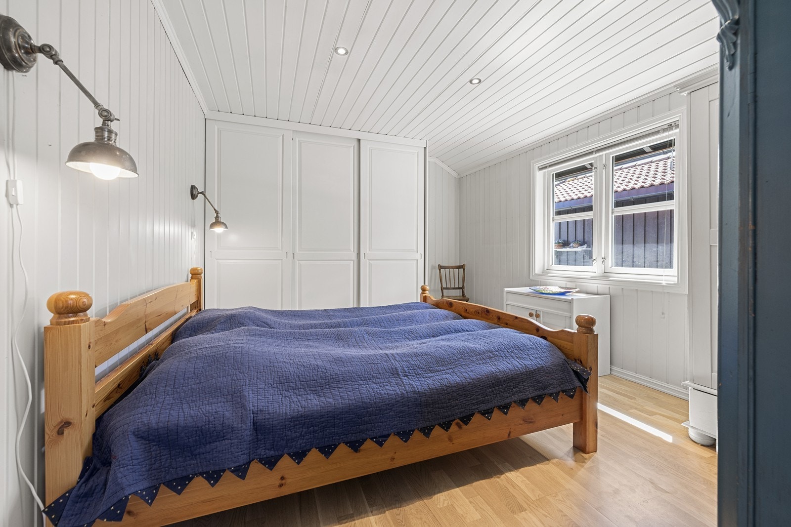 Soverommet i første etasje har god plass til dobbeltseng og garderobeløsning. Galleribilde