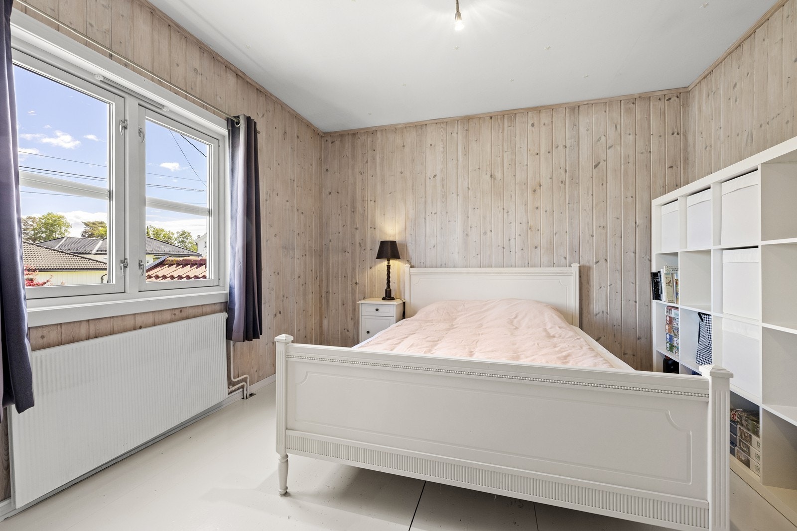 Et av soverommene i andre etasje, med plass til seng og oppbevaring. Galleribilde