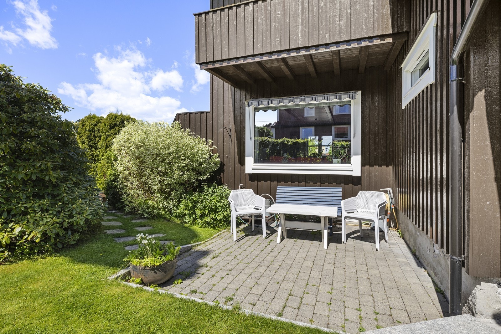 En hellebelagt uteplass i tilknytning til hagen. Galleribilde