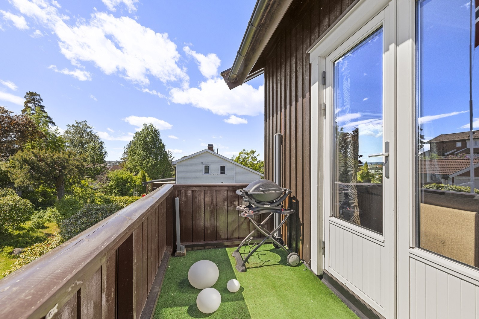 Sørvendt balkong med adkomst fra stuen i andre etasje. Galleribilde