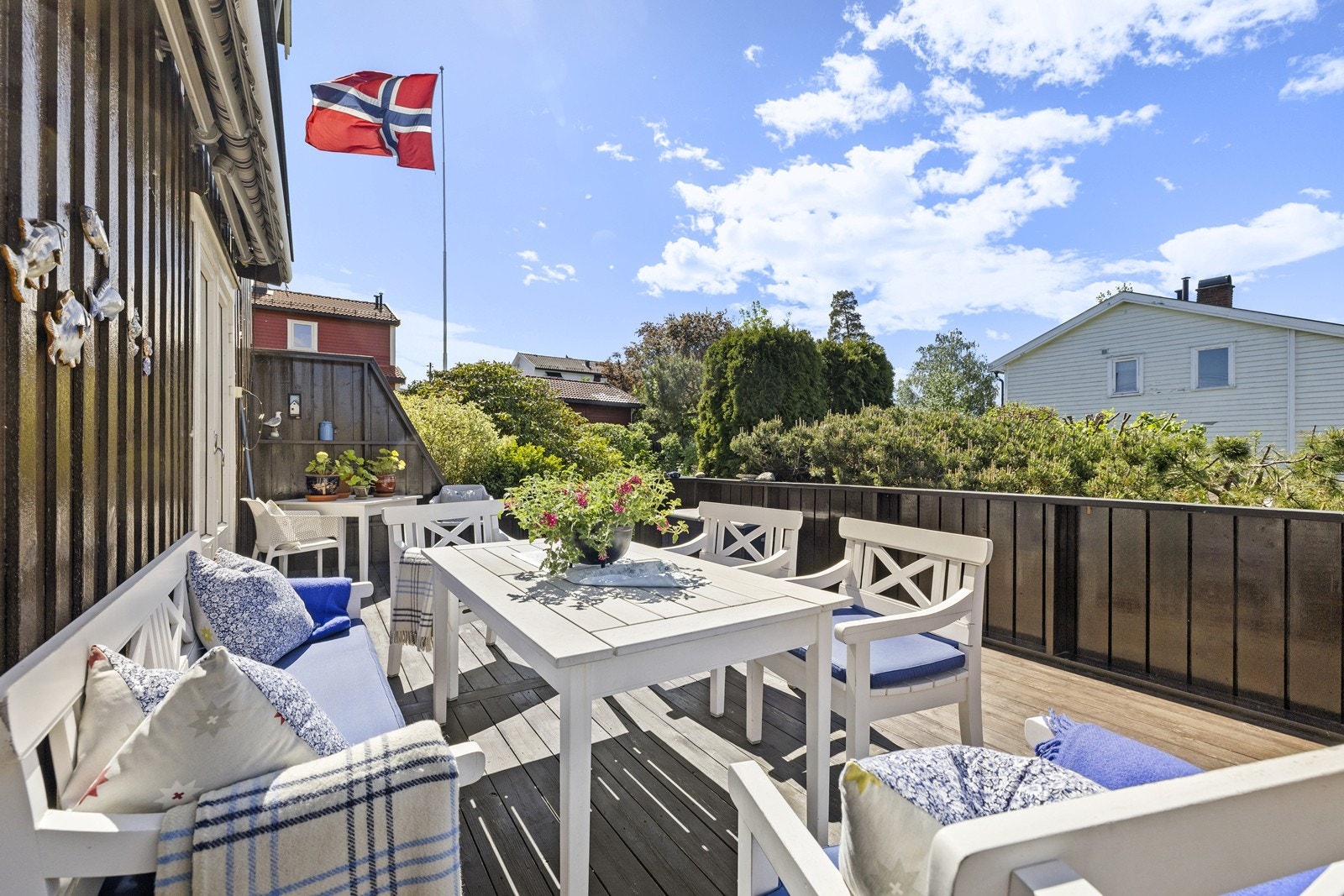 Dette er en innholdsrik tomannsbolig, hvor 2. etasje m/separat inngang har vært utleid. To garasjer, balkong og en stor, vestvendt terrasse. Galleribilde