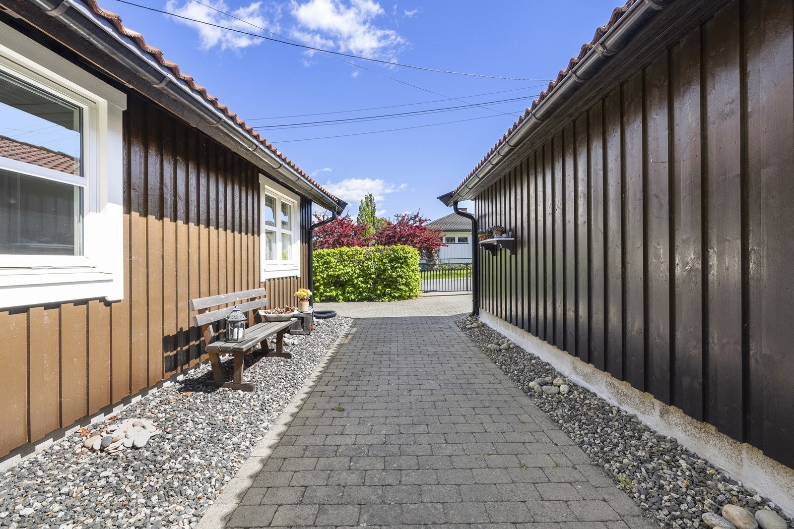Gårdsplassen har belegningsstein og har god plass til parkering. Galleribilde