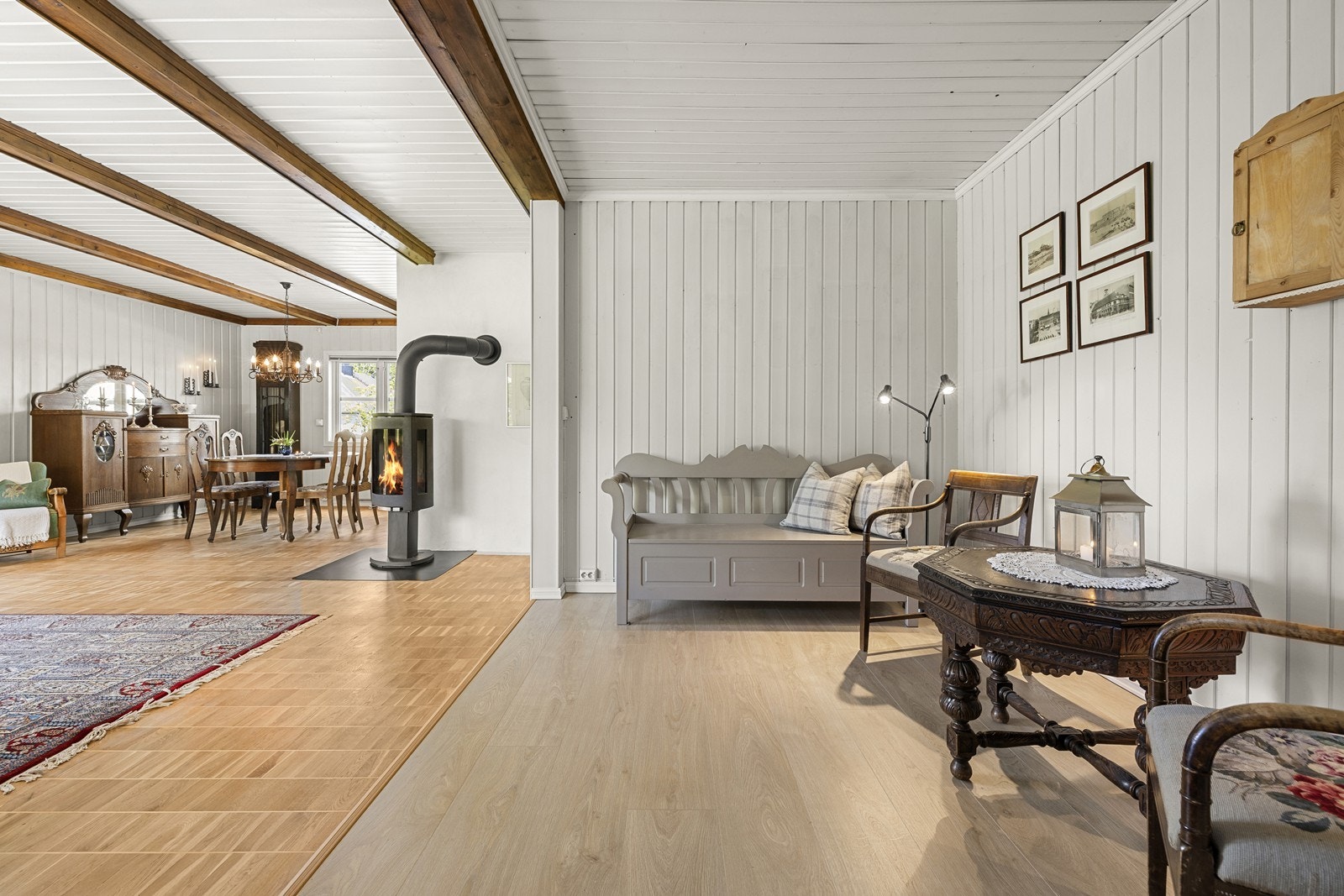 Stuen er romslig og har plass til både sofagruppe og en egen spisestuedel. Galleribilde