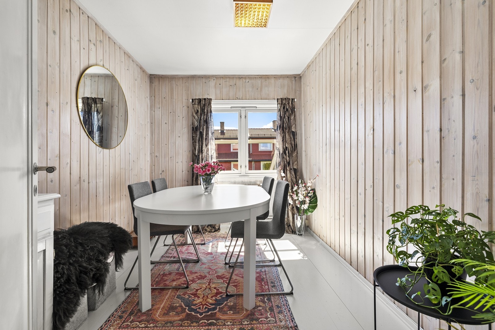 Dette rommet, som tidligere var et soverom, er i dag innredet som spisestue/kontor. Galleribilde