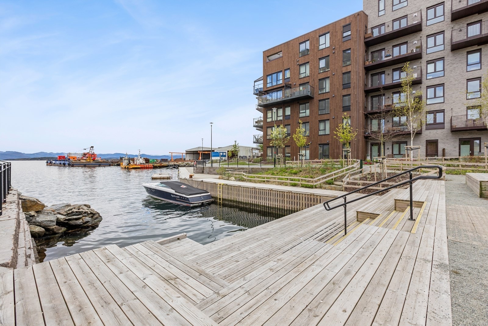 Her kombineres urban boligbebyggelse med naturlige omgivelser. Brygge, planter og trær skaper et rolig og trivelig nærmiljø. Galleribilde