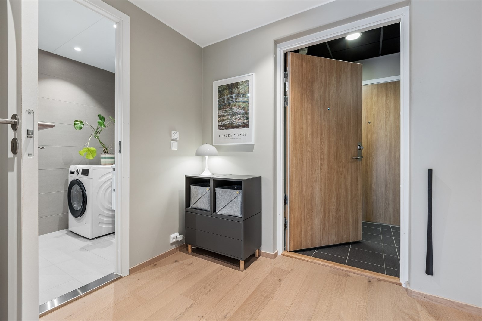 Lys og innbydende entre med praktisk skyvedørsgarderobe, alt du trenger fra første steg inn. Galleribilde