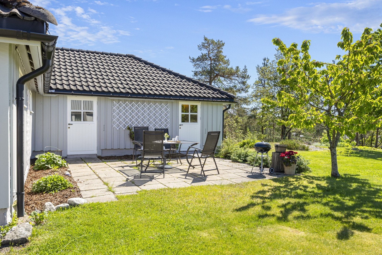 En av flere uteplasser på eiendommen, med god plass til utemøbler hvor man kan nyte sol fra tidlig morgen til sent på kveld, helt usjenert. Galleribilde
