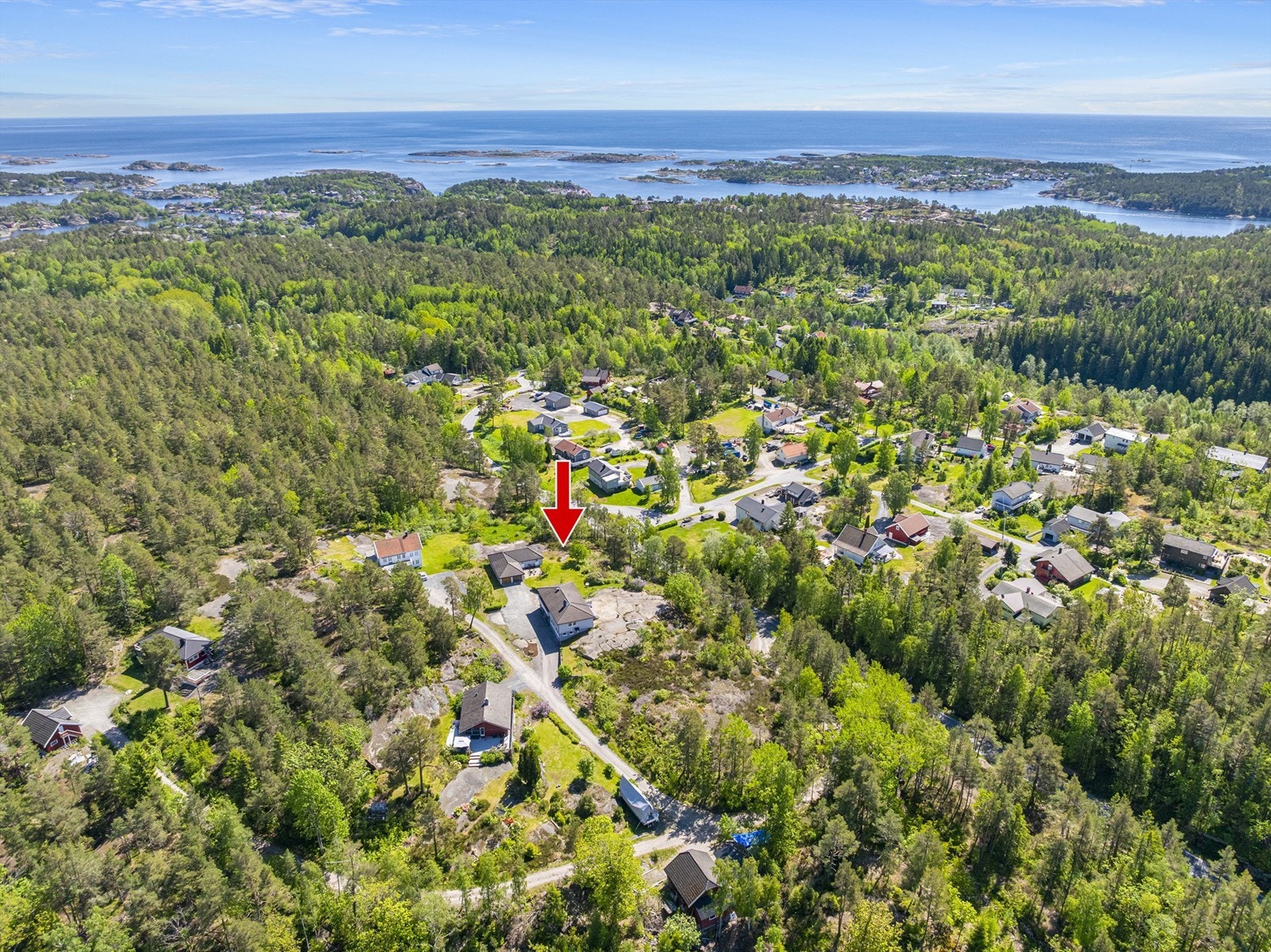 Eiendommen ligger i et etablert boligområde i Gjeving, med kort vei til sjøen og badestrender. Galleribilde