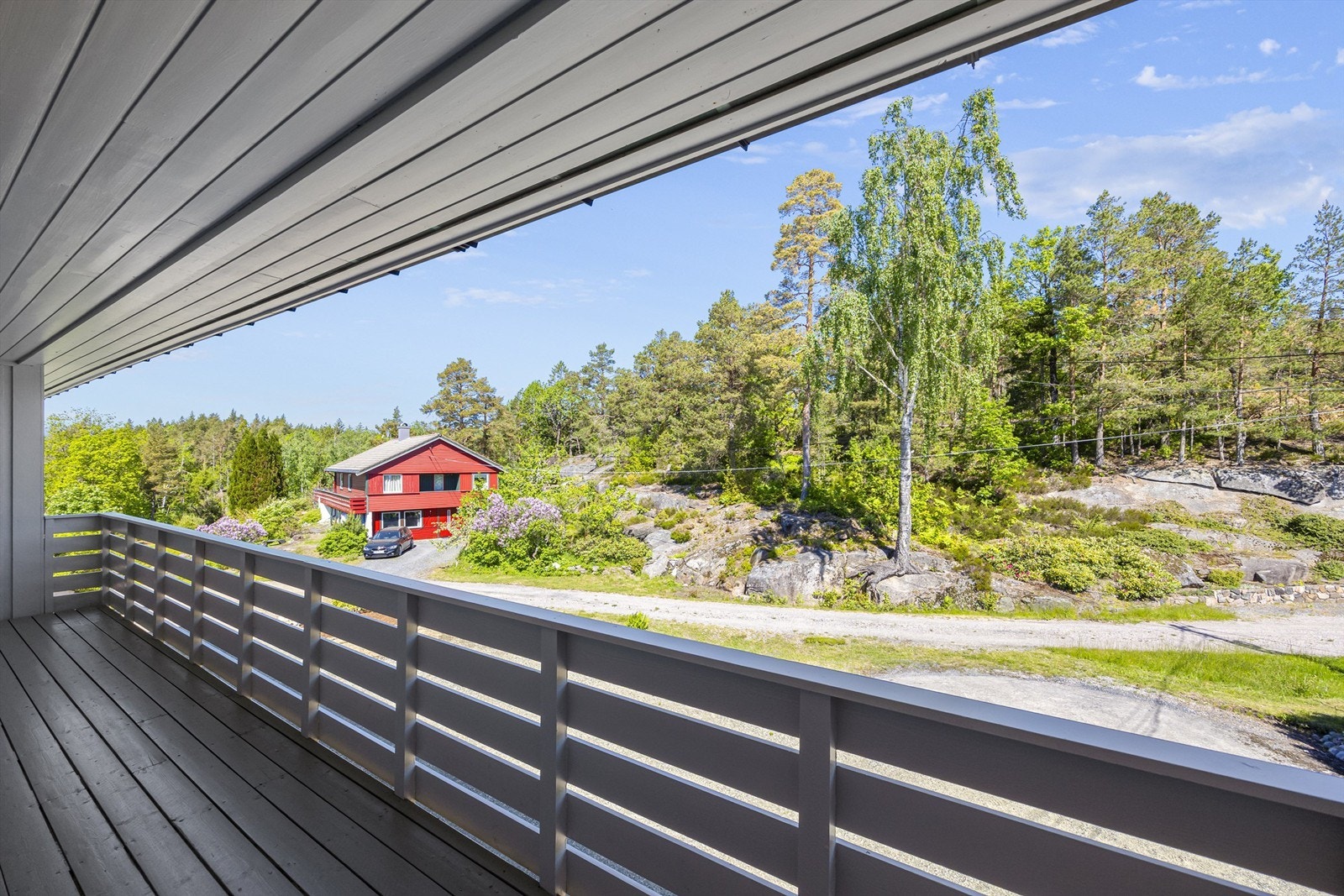 Utsikt fra den overbygde verandaen i første etasje. Galleribilde