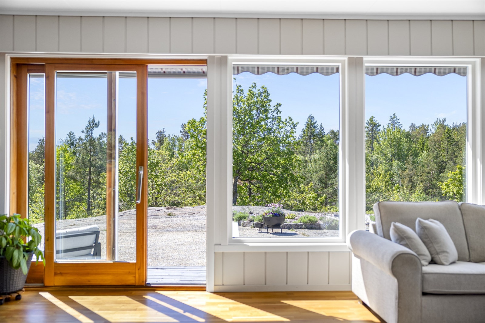 Fra stuen er det en sømløs overgang til uteområdet og naturen utenfor. Galleribilde