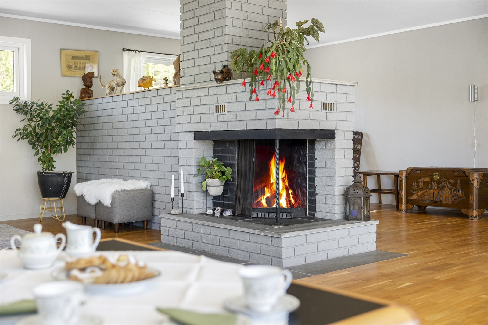 Et av stuens to ildsteder, sentralt plassert for varme og hygge. Galleribilde