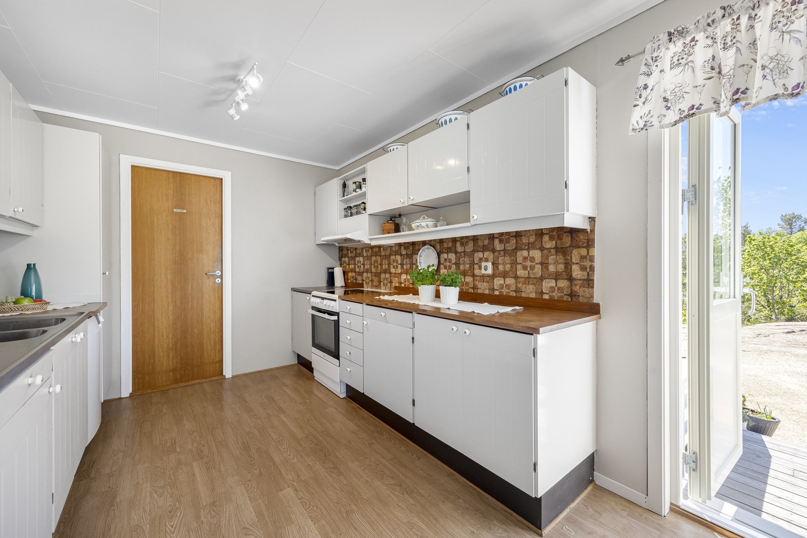 Kjøkkenet har godt med skap- og benkeplass, samt ventilator i overskap. Galleribilde