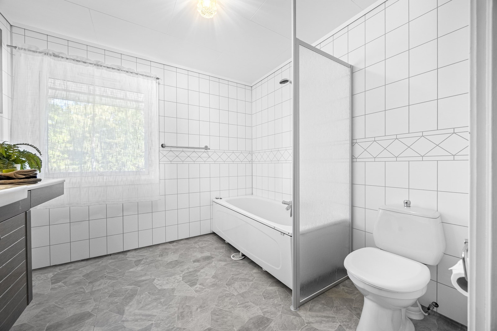 Badet i første etasje er utstyrt med badekar og har gulvvarme. Galleribilde