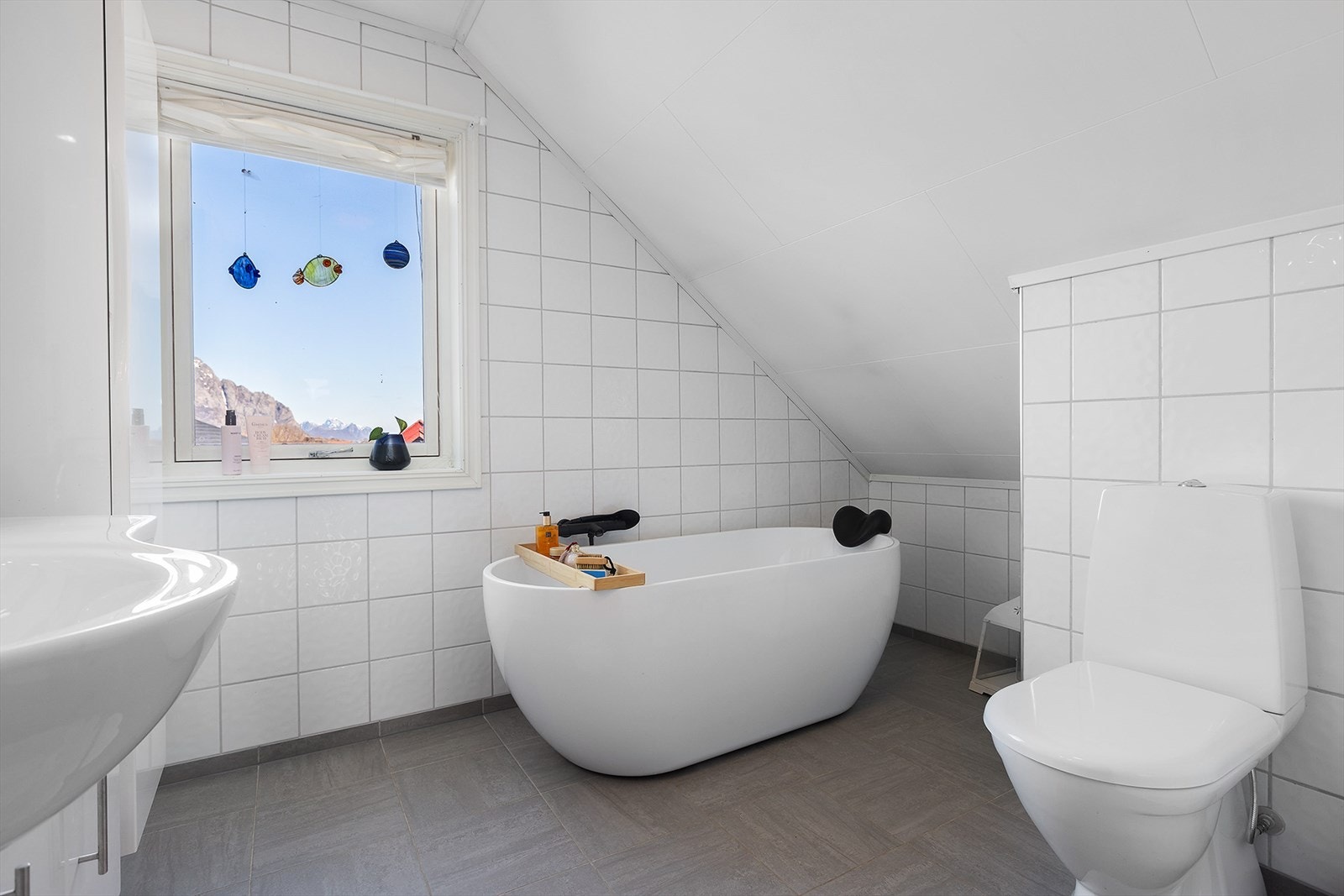 Lekkert bad med badekar Galleribilde