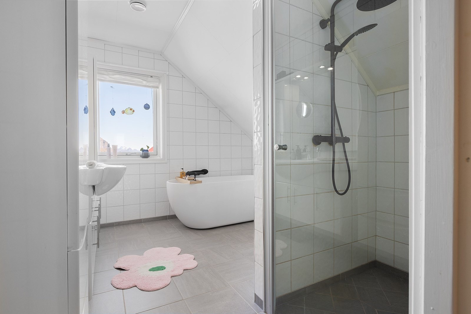 Meget pent bad har dusjnisje med glassdør Galleribilde