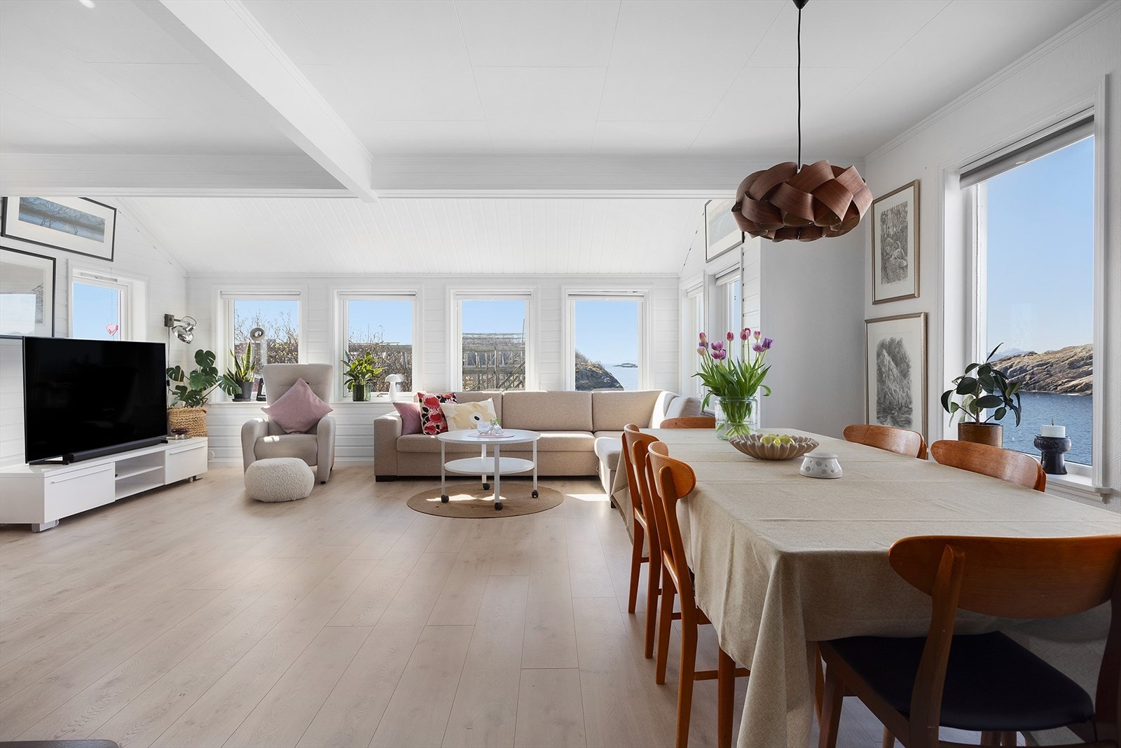 Romslig stue med god plass til spisebord - Hovedetasje Galleribilde