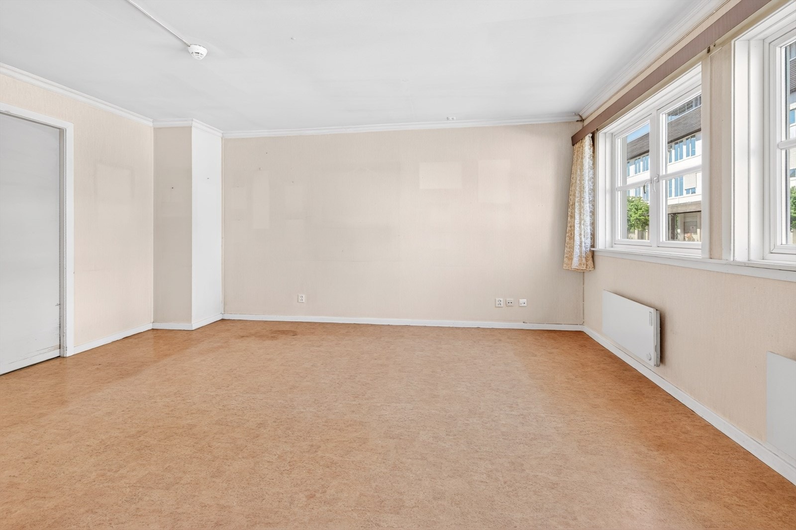 Det er gode møbleringsmuligheter her med plass til sofa, tv bord og annet tilhørende møblement Galleribilde