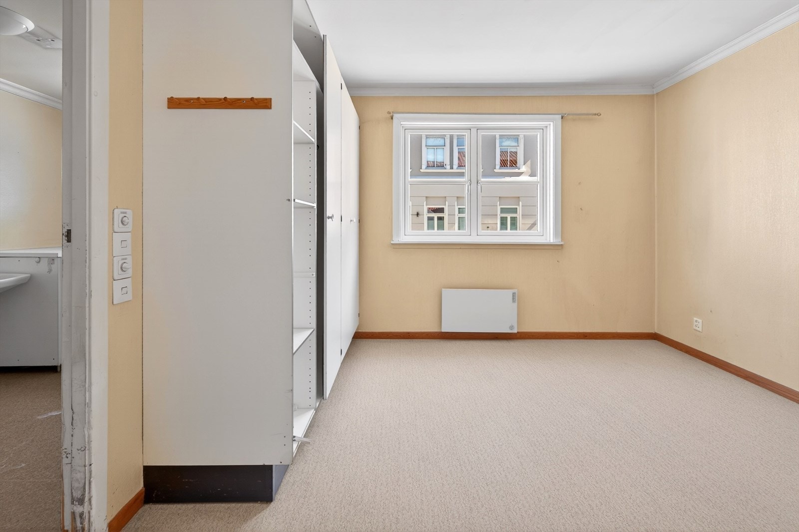 Romslig soverom med plass til dobbeltseng, og garderobe for oppebevaring Galleribilde