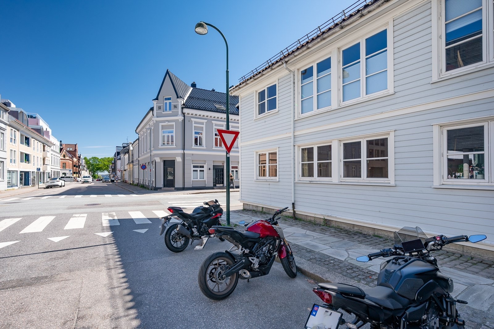 Det er handicap og gratis døgnparkering for motorsykkel/scooter utenfor kvartalet Galleribilde