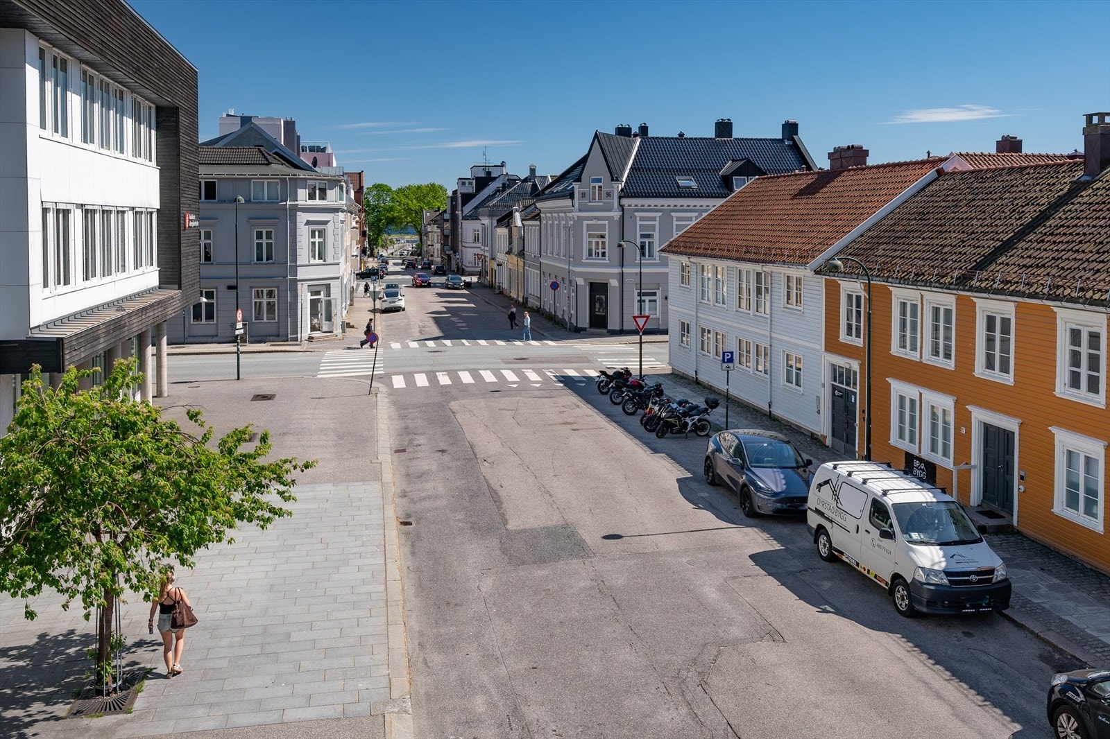 Fra eiendommen har du umiddelbar nærhet til kollektivtrafikk og gangavstand til alle byens fasiliteter og servicetilbud. Galleribilde