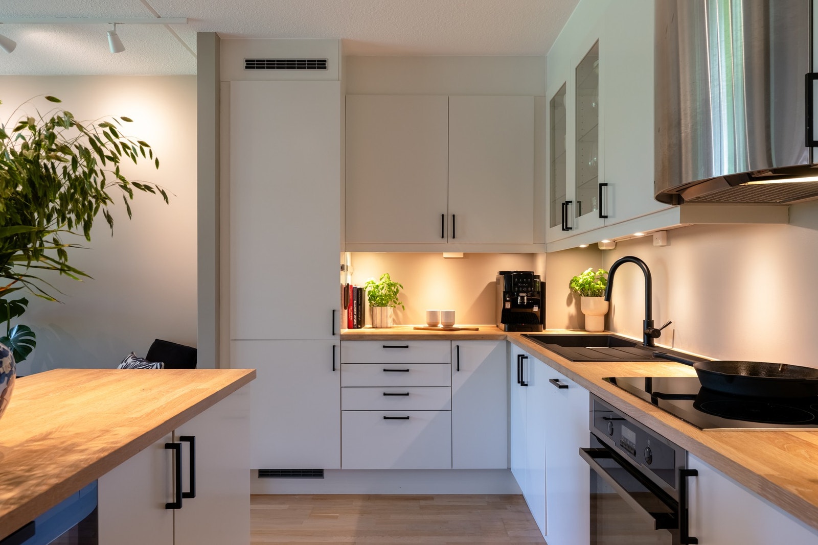 Videre medfølger hvitevarer som ovn, induksjon platetopp, vinskap fra Dometic, kjøleskap med fryser og oppvaskmaskin. Galleribilde
