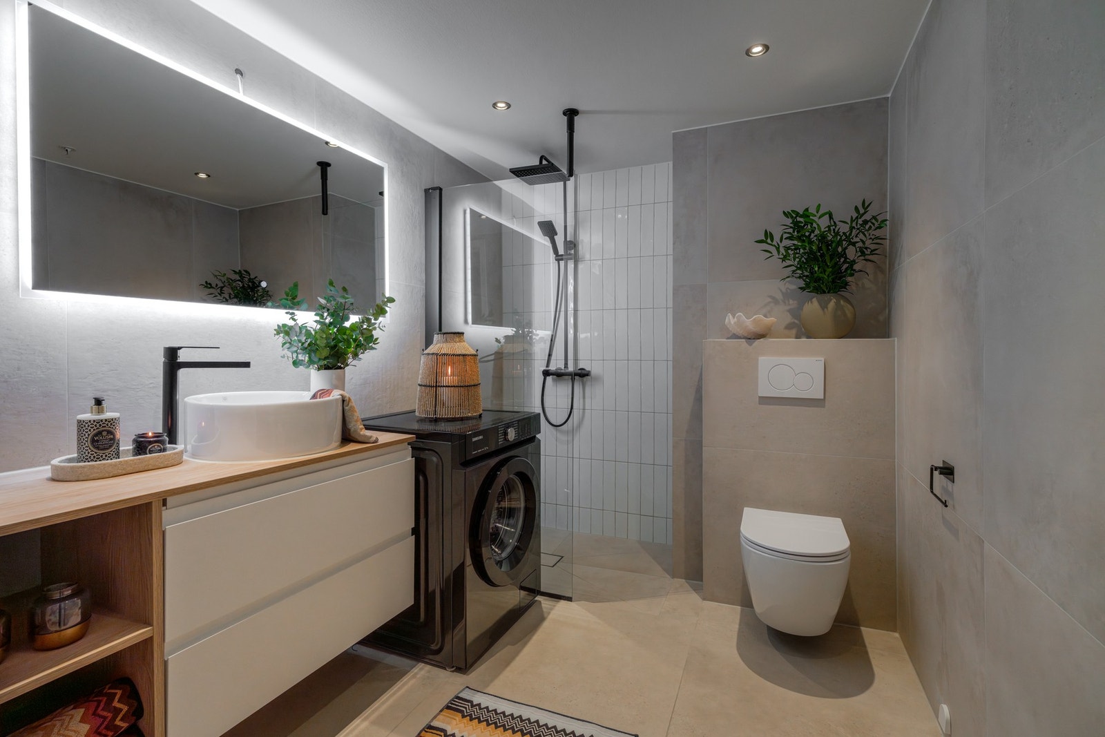 Boligens baderom er delikat flislagt med varme i gulv og downlights i himling. Opplegg for vaskemaskin. Badet er oppgradert i 2024 med blant annet flis på flis og ny innredning. Galleribilde
