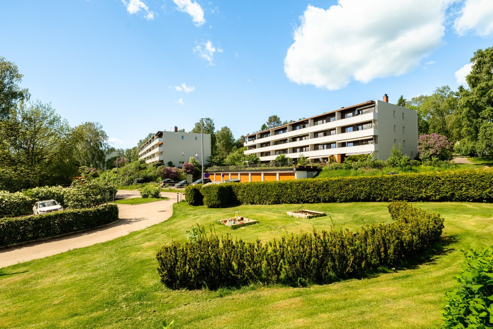 Pent opparbeidede fellesområder med sandkasser og benker. Galleribilde