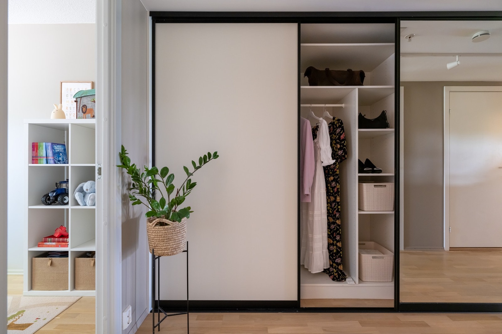 Romslig skyvedørsgarderobe gir godt med plass for yttertøy og sko. Galleribilde