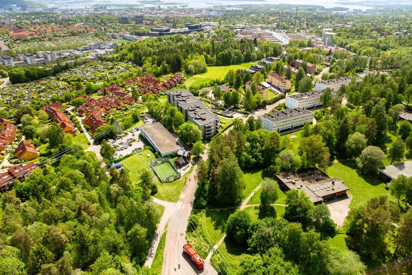 Her bor du i et barnevennlig og attraktivt område, tilbaketrukket fra byens støy men likevel med kort vei til sentrum og fjorden. Galleribilde