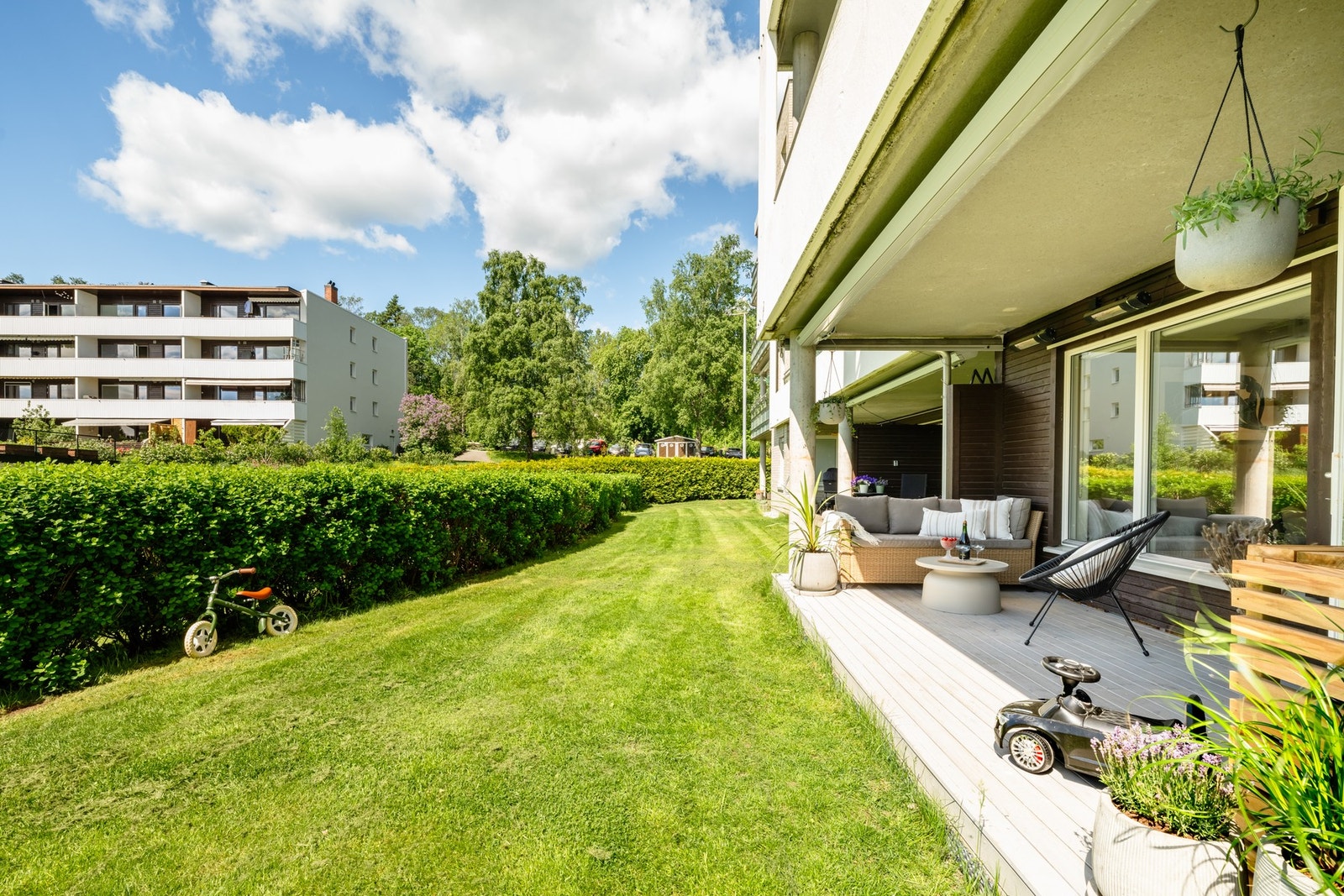 I tillegg til markisen har også uteplassen en manuell nedtrekkbar levegg, to varmelamper, lys og stikkontakter. Galleribilde