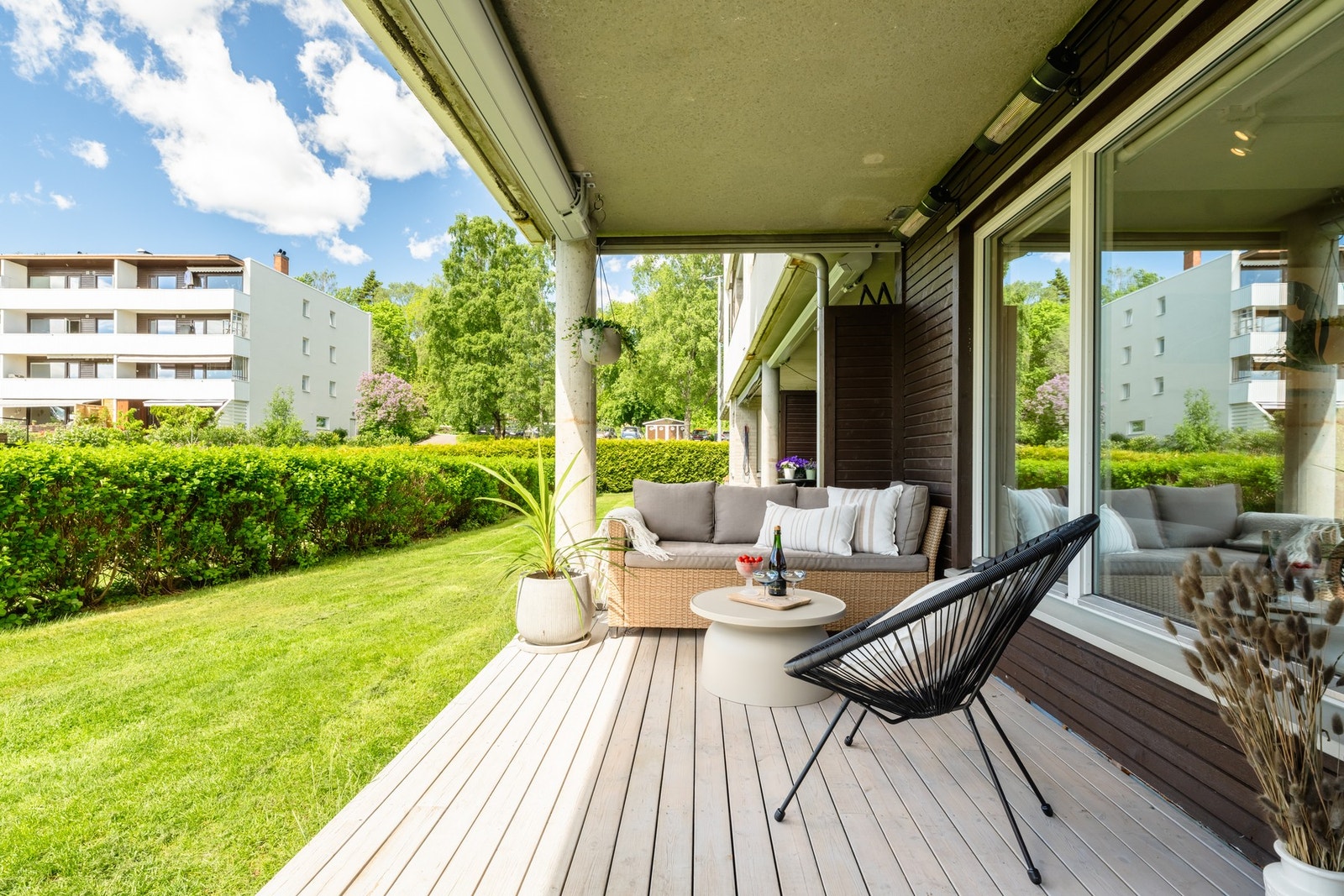 Uteplassen er på 12 kvm og gir med det godt med plass for loungemøblement, beplantning og grill. Galleribilde