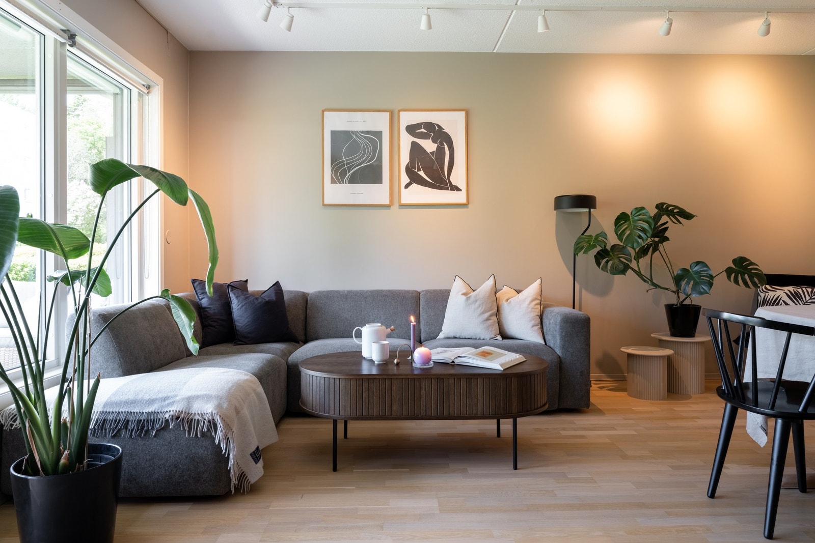 Stuen har fin plass til sofa, salongbord og tilhørende mediemøblement. Galleribilde