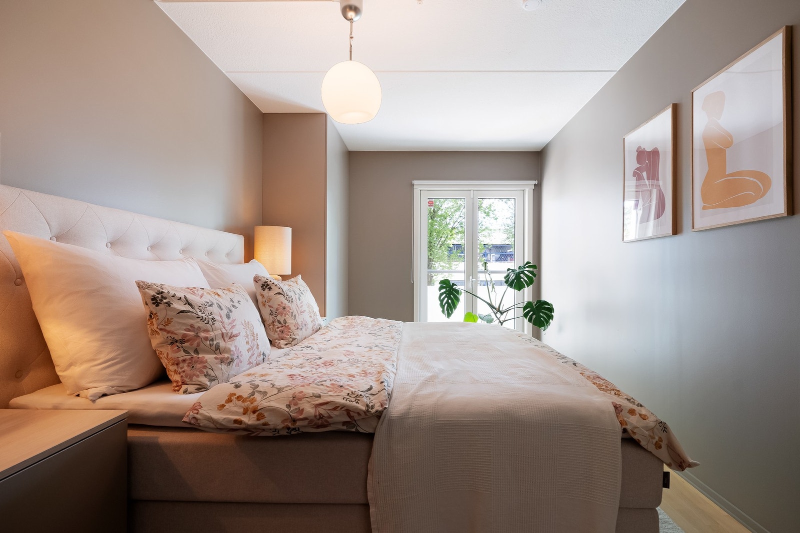 Rommet har fransk balkong med to-fløyede dører. Den østvendte plasseringen gjør det fint å nyte morgensolen med en kopp kaffe herfra. Galleribilde