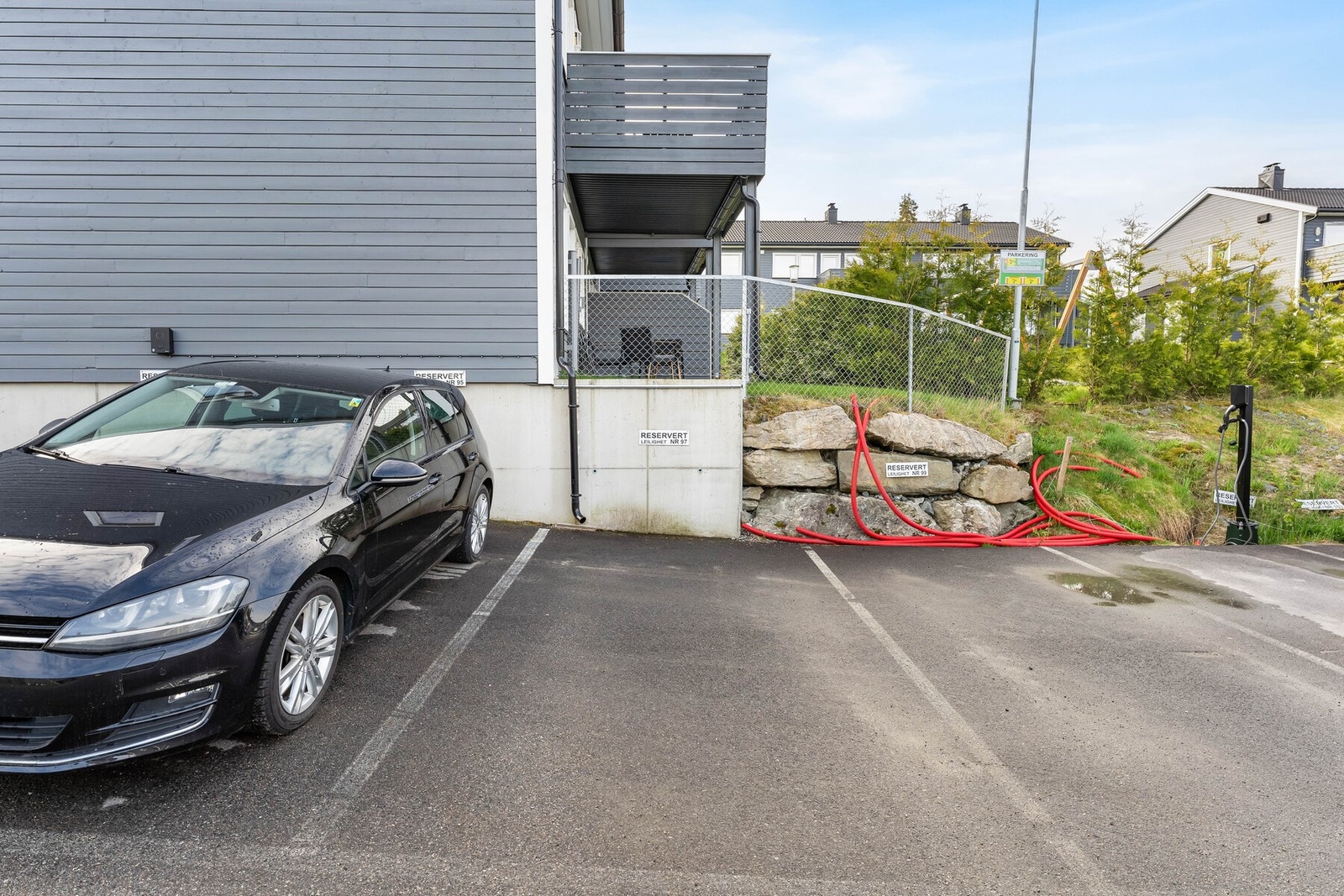 Leiligheten disponerer èn parkeringsplass (nr. 97). Gjesteparkering på sameiets fellesområde. Galleribilde