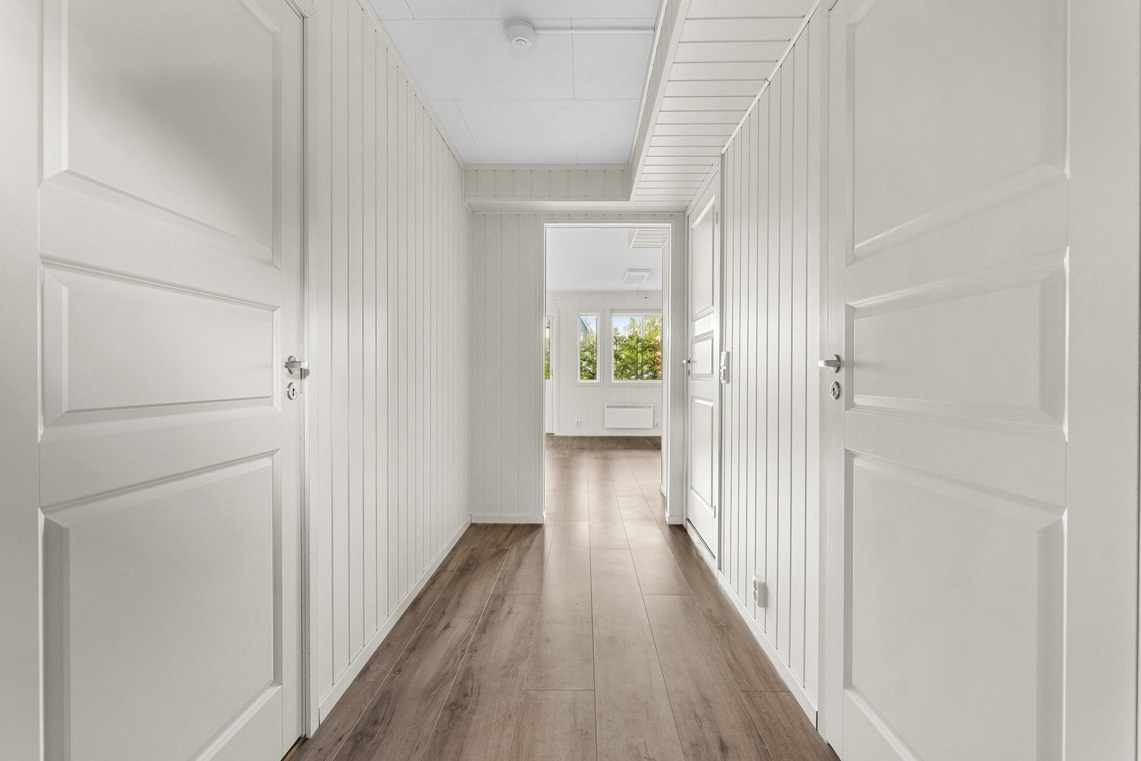 Entreen ønsker deg velkommen inn i leiligheten, og tar deg med videre innover i oppholdsrommene. Galleribilde