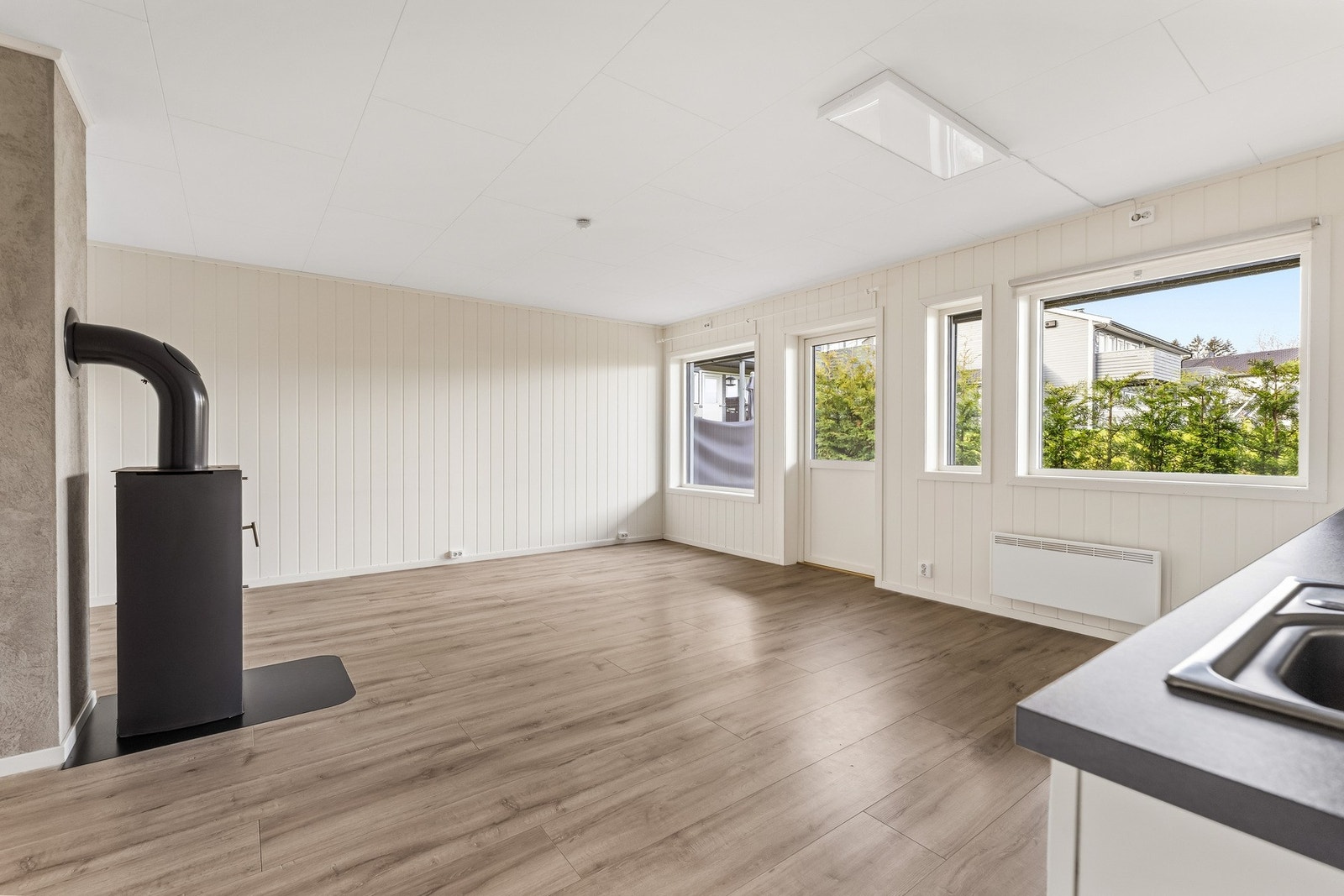 Store vindusflater slipper inn rikelig med naturlig lys og gir en luftig romfølelse. Galleribilde