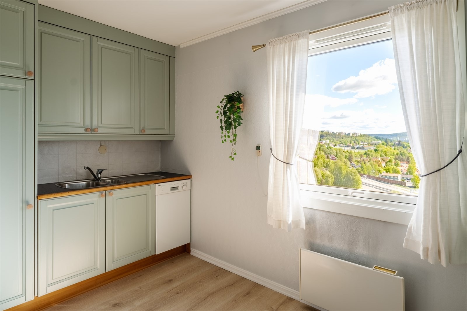 Innredningen har malte profilerte skapfronter og benkeplater av laminat. Galleribilde