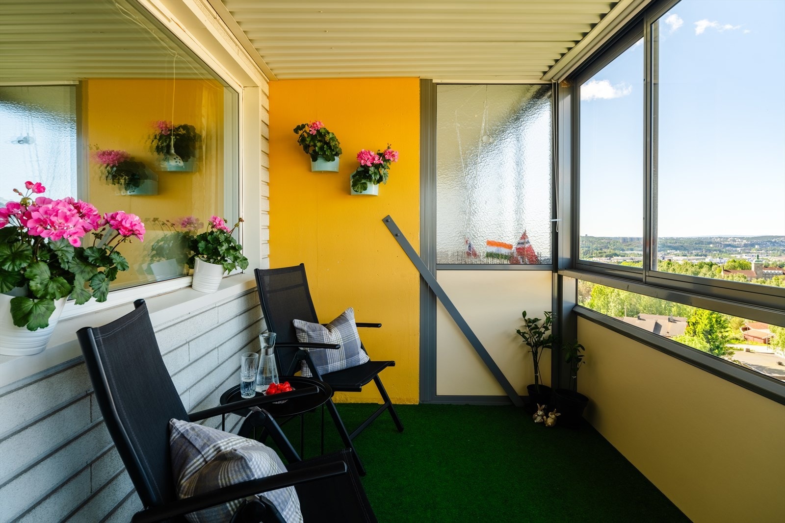 Fra balkongen kan du nyte en flott utsikt som strekker seg langt utover nærområdet. Galleribilde